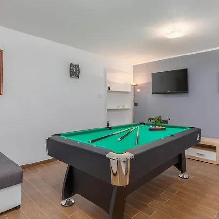 Holiday home Lovely In With Outdoor Swimming Pool